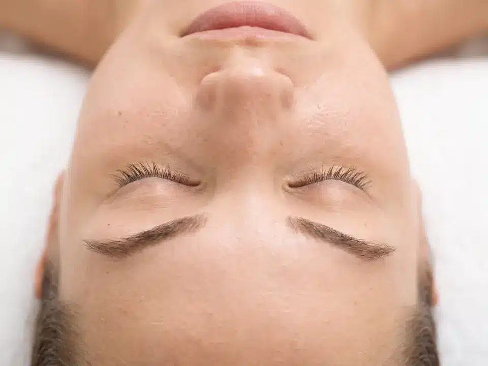 Inter-sourcils net et sans poils, sourcils naturels bien dessinés