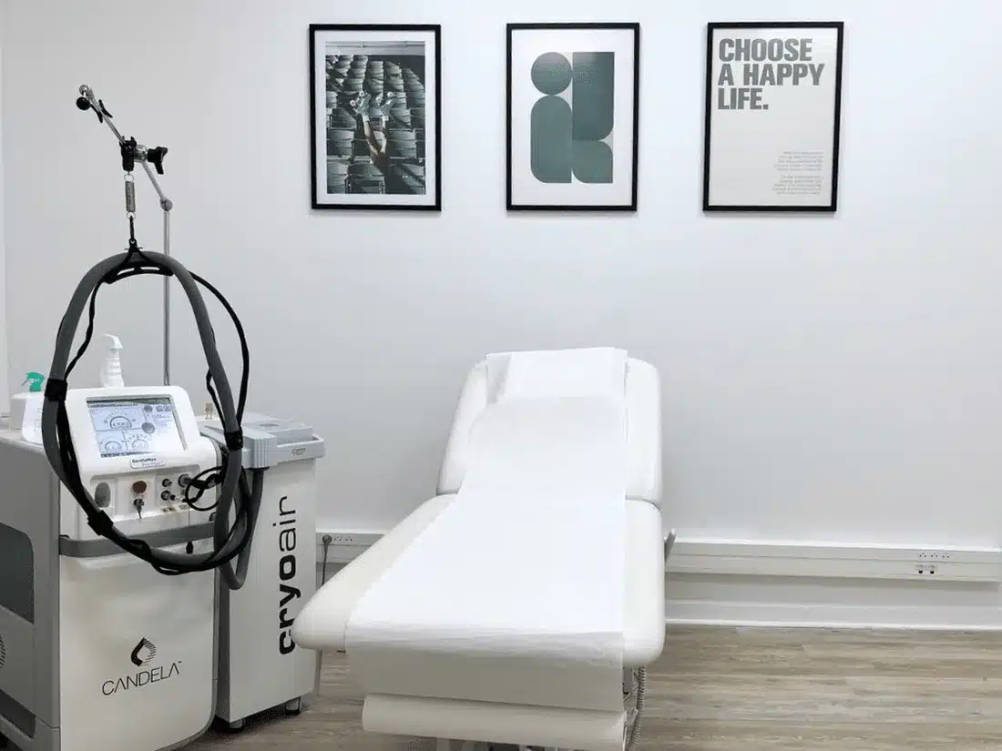 Cabine d'épilation laser de My Laser Nice : laser Candela GentleMax Pro, refroidisseur à air et table de traitement blanche
