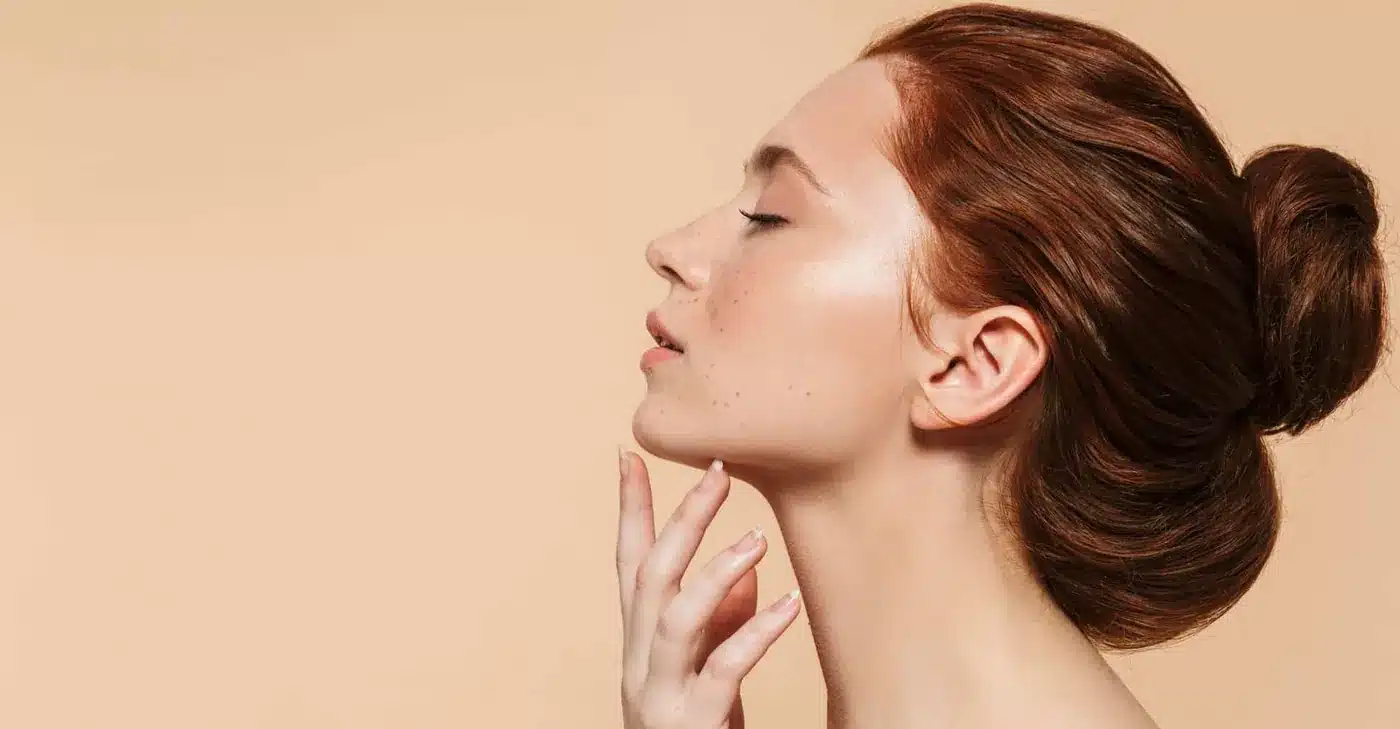 Profil d'une femme, la main sous le menton, ovale du visage et cou dégagés
