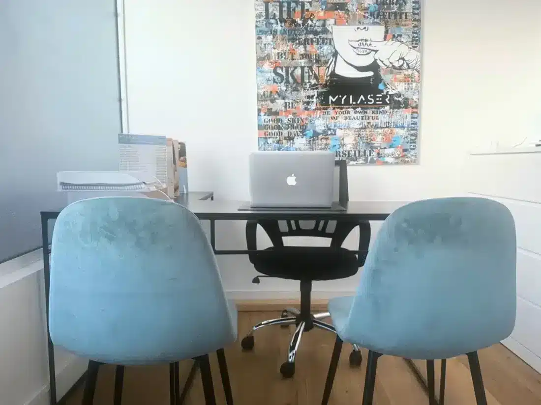 Bureau de consultation du centre My Laser de Marseille : deux fauteuils bleus face au bureau