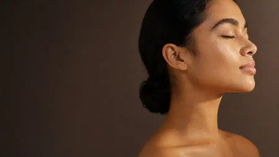 Profil d'une femme à la peau lumineuse et unifiée
