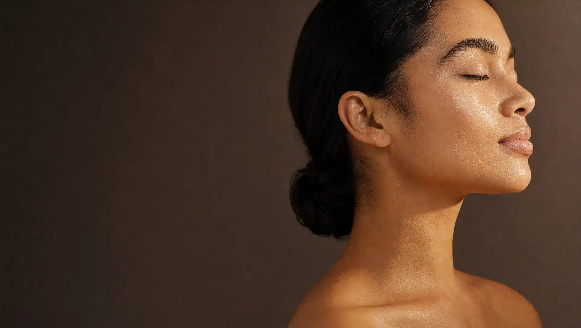 Profil d'une femme à la peau lumineuse et unifiée