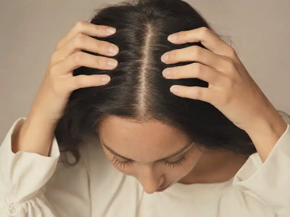 Raie de cheveux bruns denses et racines saines