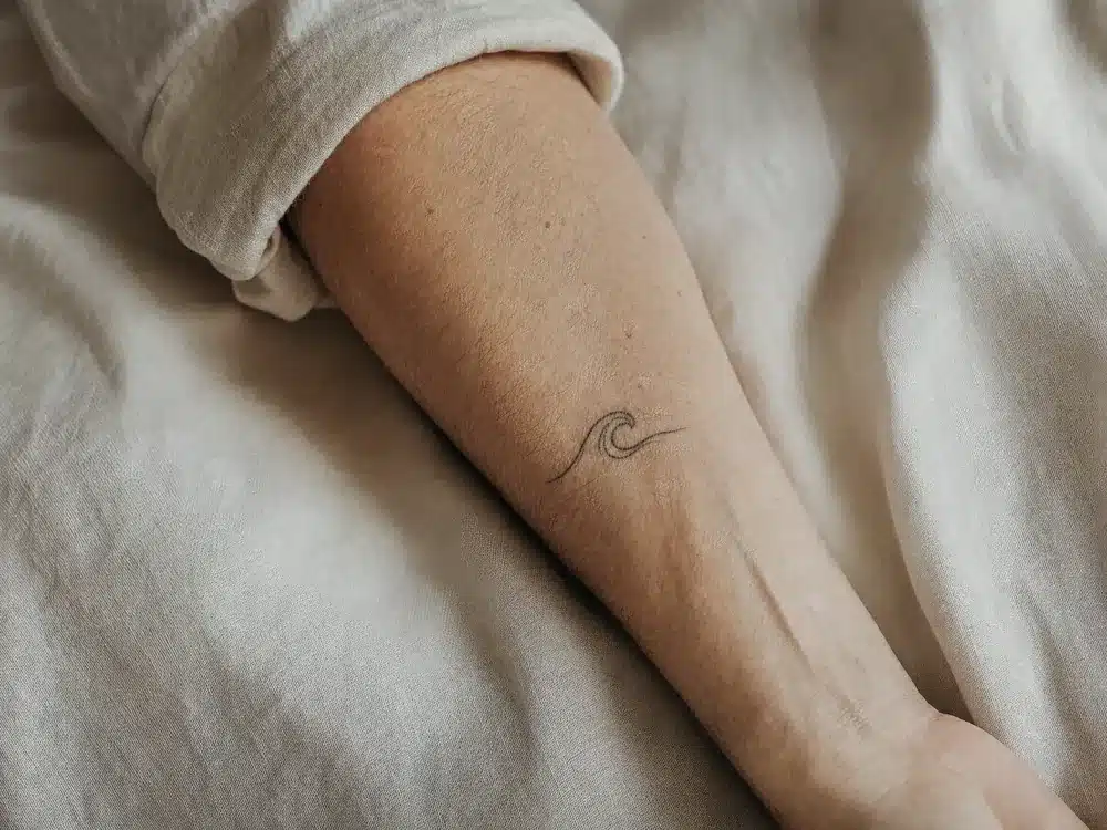 Petit tatouage fin sur l'intérieur de l'avant-bras