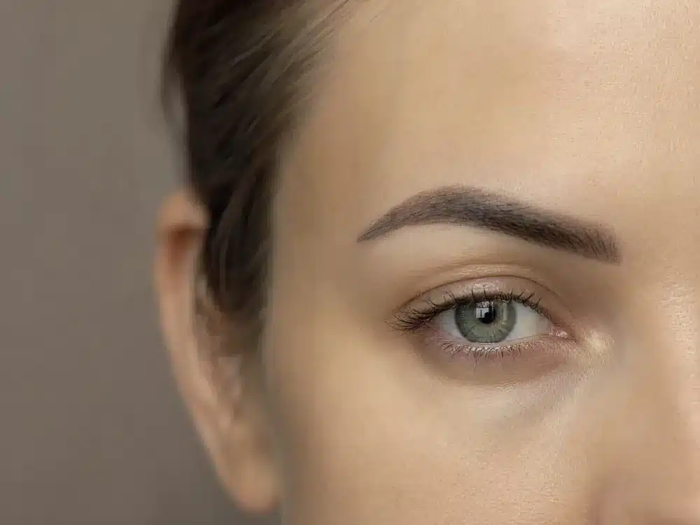 Sourcil foncé au tracé marqué, zone du détatouage des sourcils