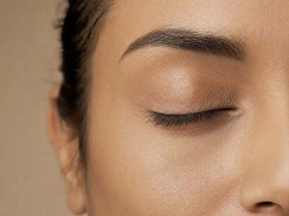 Contour de l'œil lumineux et reposé